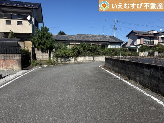 行田市矢場2丁目　売地の前面道路含む現地写真