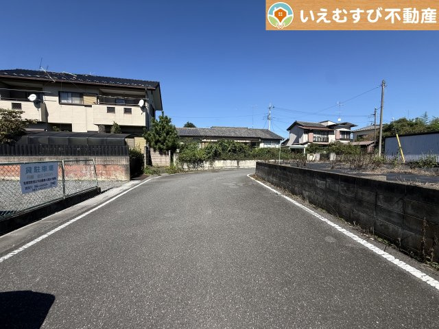 行田市矢場2丁目　売地の前面道路含む現地写真