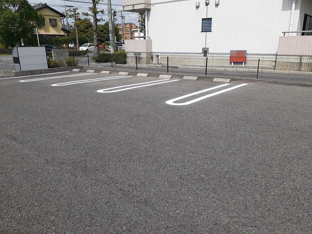 リバーサイド三城の駐車場