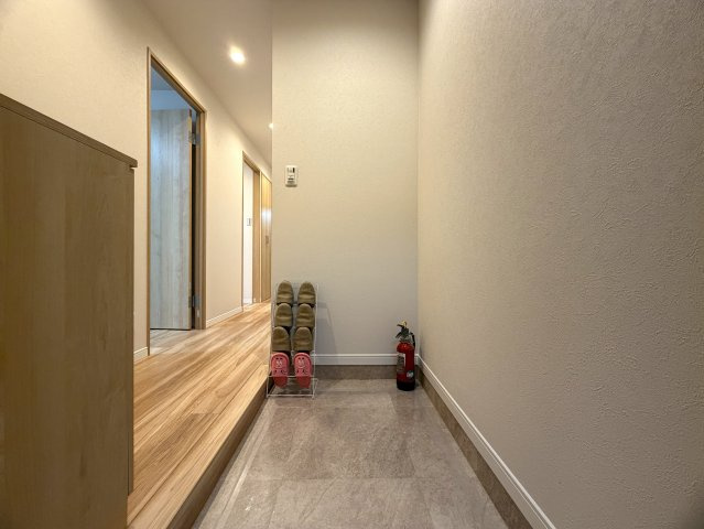 スーパーもコンビニも余裕で歩ける範囲にある！購入後のアフターサービス保証も付いた安心感あふれる物件は、そうもありません！駅を使うにしても１０分は好立地でしょう！『ライオンズマンション泊』リノベーションの玄関|シンプルで使いやすい玄関です