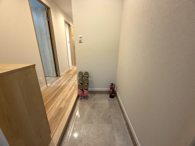 スーパーもコンビニも余裕で歩ける範囲にある！購入後のアフターサービス保証も付いた安心感あふれる物件は、そうもありません！駅を使うにしても１０分は好立地でしょう！『ライオンズマンション泊』リノベーションの玄関|毎日通る玄関はこちらです