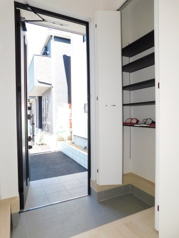 名古屋市北区東味鋺３丁目の新築一戸建の玄関|◇玄関収納◇　　家族の履物がしっかり片付く可動棚の収納付き♪　