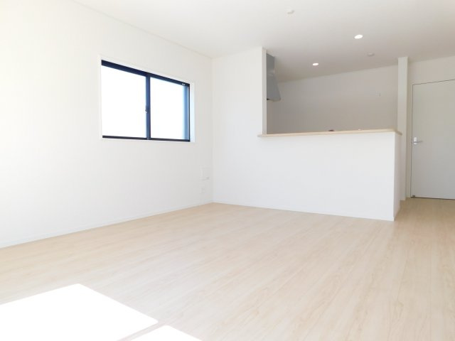 名古屋市北区東味鋺３丁目の新築一戸建の居間・リビング|◇リビング◇　　南面で明るいリビング１５．０帖　会話が弾む対面キッチン♪