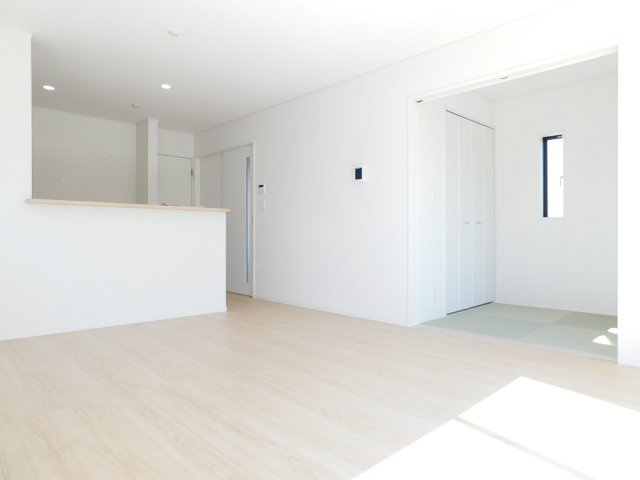 名古屋市北区東味鋺３丁目の新築一戸建の居間・リビング|◇リビング◇　　南面で明るいリビング１５．０帖　お子様の遊び場やお昼寝スペースに利用できる洋風和室付き♪
