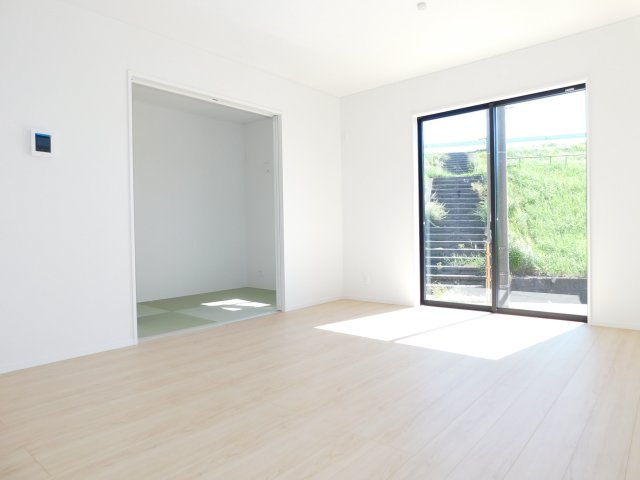 名古屋市北区東味鋺３丁目の新築一戸建の居間・リビング|◇リビング◇　　南面で明るいリビング１５．０帖　和室と続き間で１８帖の広々空間になります♪
