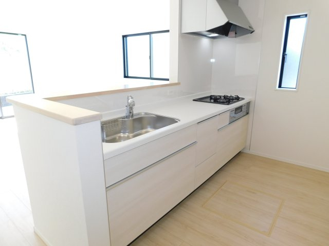 名古屋市北区東味鋺３丁目の新築一戸建のキッチン|◇キッチン◇　　人造大理石トップシステムキッチン・浄水器一体型水栓・静音仕様シンク・Sｉセンサーコンロ（３口）・前面コンセント完備・床下収納庫