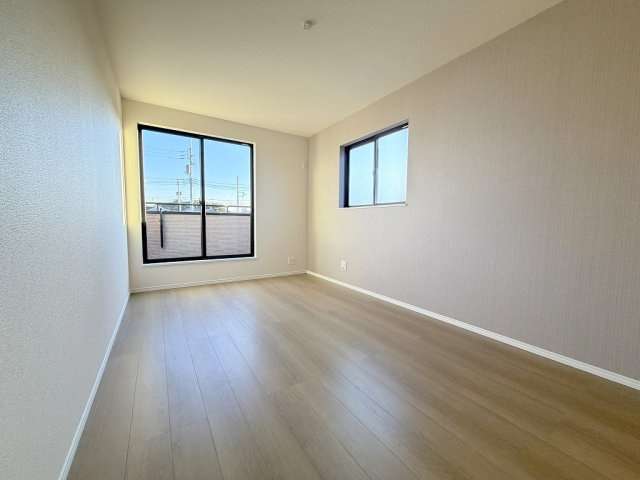 三郷市高州1丁目　新築戸建　全2棟　B号棟の洋室|バルコニーに面した明るい洋室7.5帖