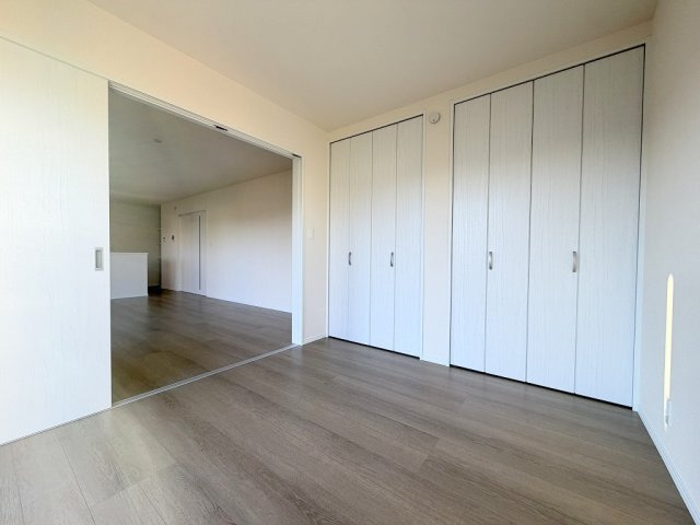 三郷市高州1丁目　新築戸建　全2棟　B号棟の洋室|マルチに使えるリビング横の洋室4.87帖