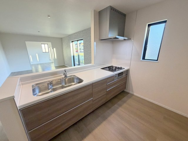 三郷市高州1丁目　新築戸建　全2棟　B号棟のキッチン|会話の弾む対面システムキッチン