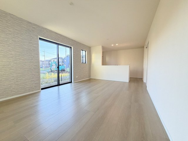 三郷市高州1丁目　新築戸建　全2棟　B号棟の居間・リビング|南向きに窓が広がり明るく開放的なリビング