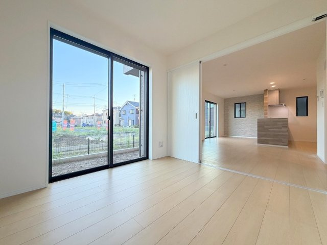 三郷市高州1丁目　新築戸建　全2棟　A号棟の洋室|リビング横の洋室は子供の遊びスペースとしても活用できます