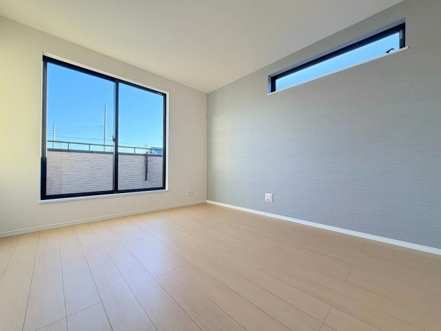 三郷市高州1丁目　新築戸建　全2棟　A号棟の洋室|バルコニーに面した明るい洋室7.25帖