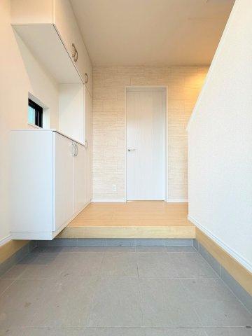 三郷市高州1丁目　新築戸建　全2棟　A号棟の玄関|玄関から見た室内写真です