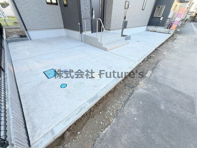 三郷市高州1丁目　新築戸建　全2棟　A号棟の駐車場|家族の車＋来客用にも便利な駐車スペース2台確保