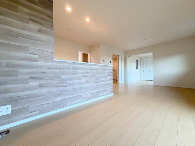 三郷市高州1丁目　新築戸建　全2棟　A号棟の居間・リビング|家族団らんで過ごすリビングは16帖の広さを確保