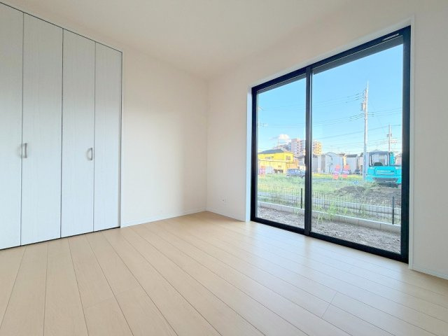 三郷市高州1丁目　新築戸建　全2棟　A号棟の洋室|マルチに使えるリビング横の洋室5.25帖