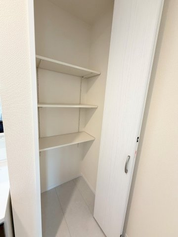 三郷市高州1丁目　新築戸建　全2棟　A号棟の収納|タオルや洗剤のストック置きにも便利な洗面所の収納です
