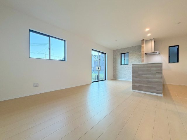 三郷市高州1丁目　新築戸建　全2棟　A号棟の居間・リビング|ソファやダイニングセットを置いてもゆとりのある16帖のリビング