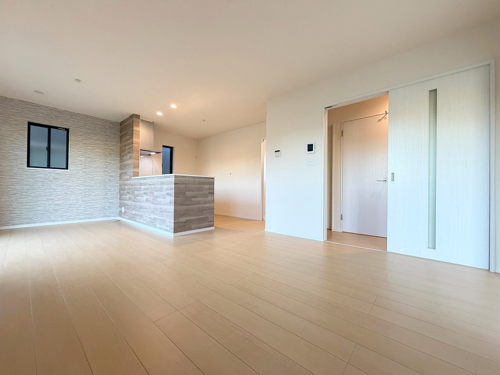 三郷市高州1丁目　新築戸建　全2棟　A号棟の居間・リビング|アクセントクロス・キッチンがオシャレなリビングです