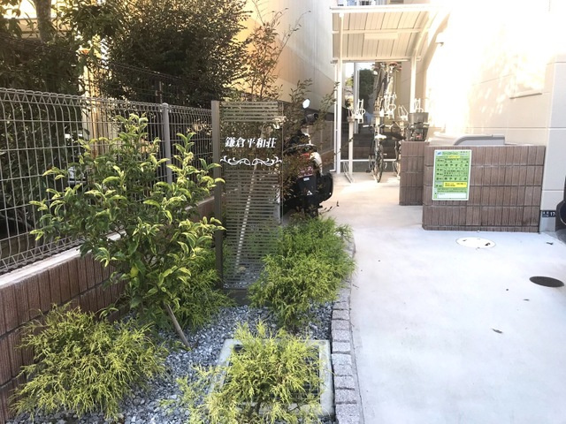 鎌倉市笛田３丁目のアパートのエントランス