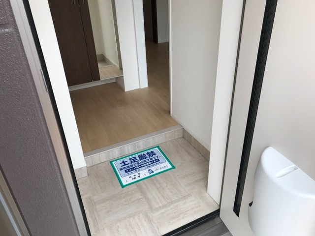 鎌倉市笛田３丁目のアパートの玄関