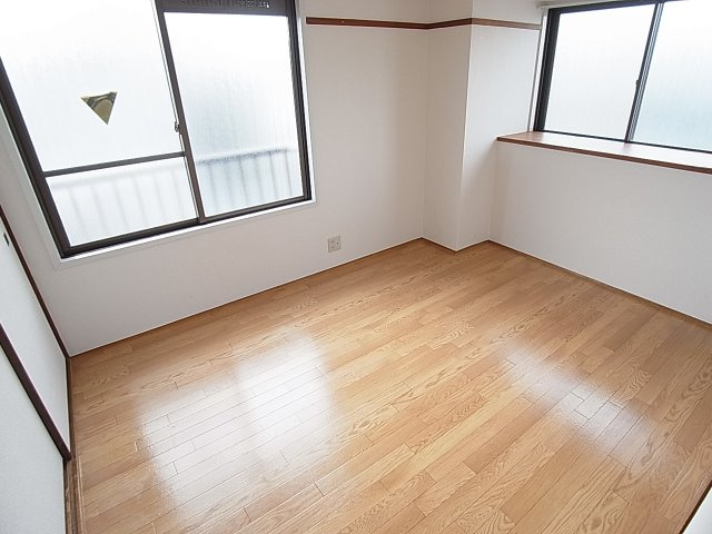 グリーンヒル新長田の洋室|２面採光なので日当たり良好