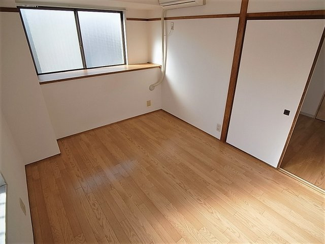 グリーンヒル新長田の内装|ちょっとした出窓も有る綺麗な洋室