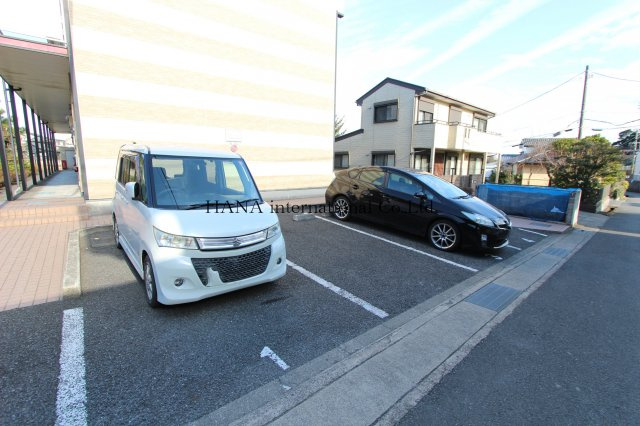 レオパレスクイーンハイムの駐車場