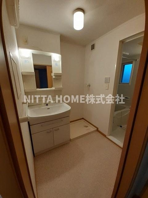 サンハイツ福知山Ⅰの洗面所|シャワー付きの洗面台朝の準備も楽々です★