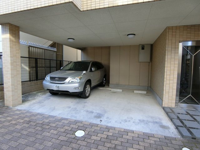 ファミーユ東館の駐車場
