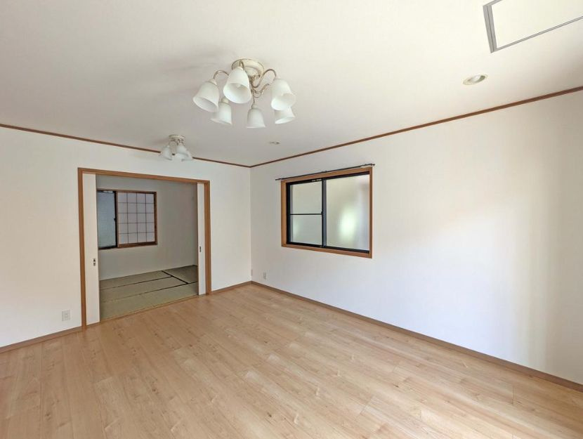 平塚市徳延　中古戸建の居間・リビング|使いやすい居間です