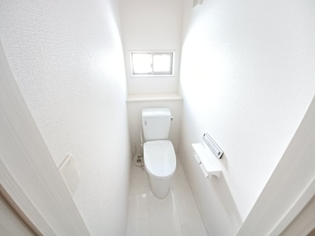 東松山市加美町2-7戸建のトイレ|清潔感のあるトイレです