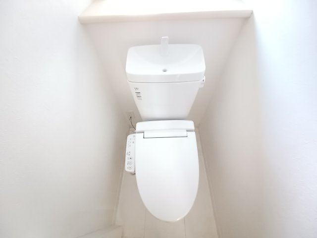 東松山市加美町2-7戸建のトイレ|ゆったりとした空間のトイレです