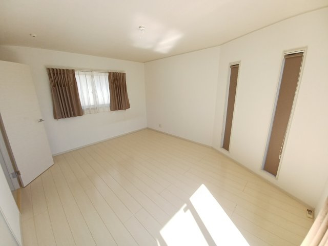 東松山市加美町2-7戸建の居間・リビング|ゆったりとした居間です