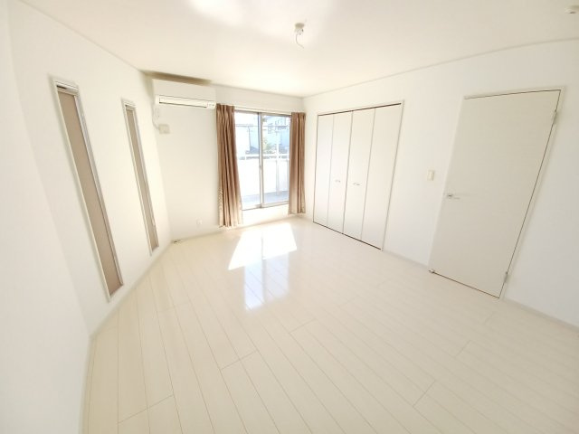 東松山市加美町2-7戸建の居間・リビング|ゆったり過ごせるリビングです