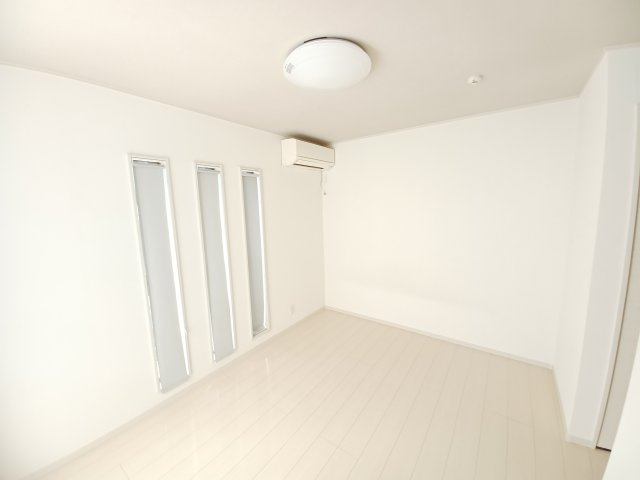 東松山市加美町2-7戸建の居間・リビング|こちらのリビングで趣味の時間をお楽しみください