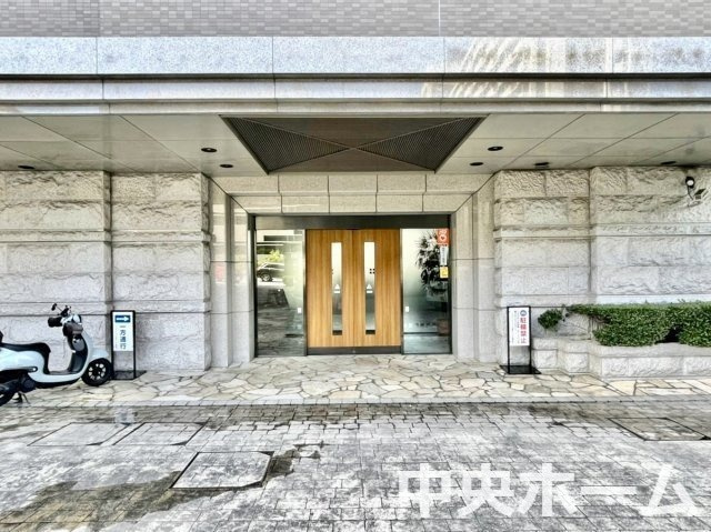 コスモ・ザ・キャナル東京イーストのエントランス|【エントランス】マンションのエントランスは、その物件の印象を決める、顔とも言える場所です。毎日通る場所ですからきれいなのが一番です。エントランス内はオートロックですので暮らしの安全も確保されています。