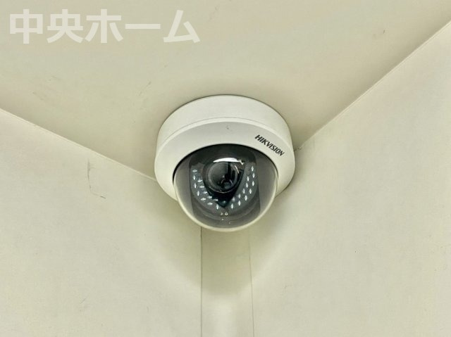 コスモ・ザ・キャナル東京イーストの防犯設備|【防犯カメラ】何かあった時の大事な証拠になることももちろんなりますが、防犯というくらいですので大事なのは防犯カメラがあることによって抑止力につながることですよね。