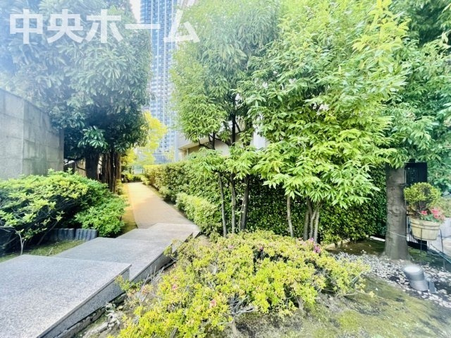 コスモ・ザ・キャナル東京イーストの中庭|敷地内には緑も多く住環境良好です