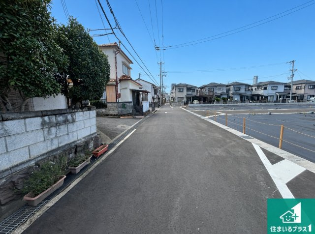 ◆泉佐野市新安松　新築一戸建ての前面道路含む現地写真|周辺は落ち着いた街並みの住宅地！子育てがしやすい住環境です！まだ未完成ですが、現地でしかわからない事もございます。是非一度ご覧ください。