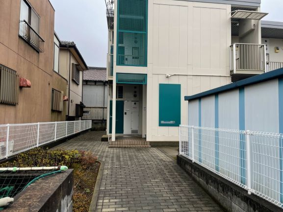 レオパレスコンフォート稲荷町のエントランス