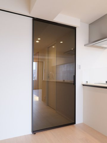 クレストフォルム日本橋人形町の居間・リビング|クレストフォルム日本橋人形町：玄関・廊下へと繋がる引戸です！