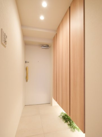 クレストフォルム日本橋人形町の玄関|クレストフォルム日本橋人形町：玄関にはシューズボックスがあり靴もスッキリ収納可能です！