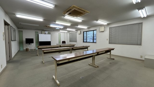 東山賃貸事務所 (B事務所）の洋室|２階事務所　会議室として備品があります
長机　TV　プロジェクター　スクリーン等