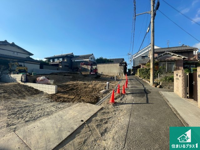 ■高槻市富田町　第1期　新築一戸建ての前面道路含む現地写真|周辺は落ち着いた街並みの住宅地！子育てがしやすい住環境です！まだ未完成ですが、現地でしかわからない事もございます。是非一度ご覧ください。