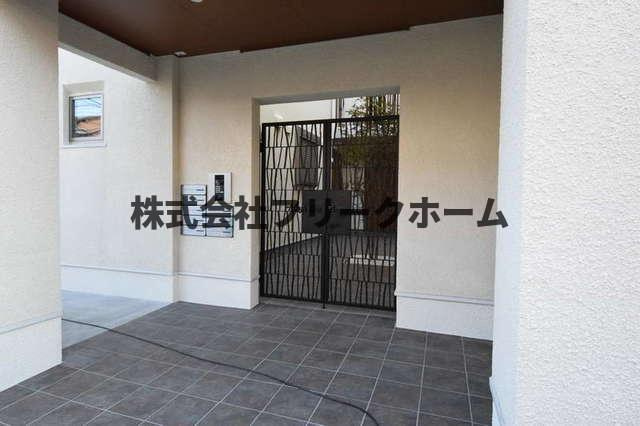 三鷹市下連雀２丁目のアパートのロビー