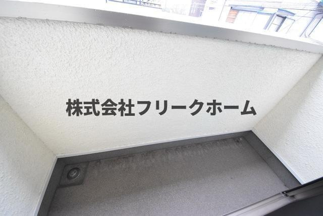 三鷹市下連雀２丁目のアパートのバルコニー