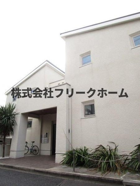三鷹市下連雀２丁目のアパートのエントランス