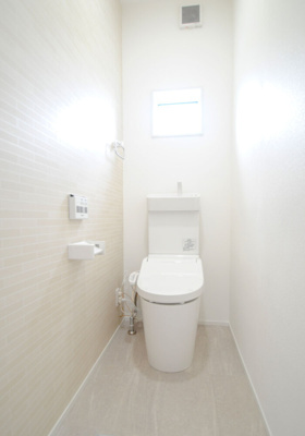 【トイレ】 | 【再生住宅】石和町東高橋 | 清潔感のあるトイレです