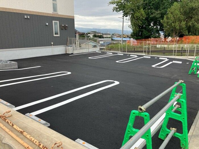 メゾン岡宮の駐車場